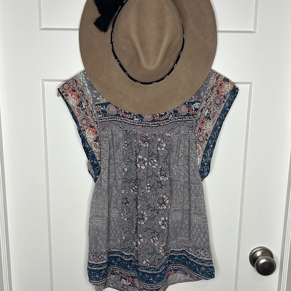 Sweet feminine boho shirt in grey blue and pink. Size xs fits like a small